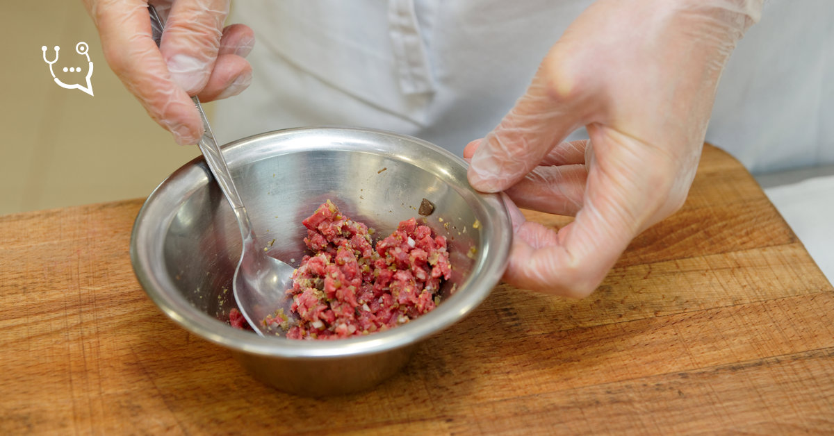 Nie jedz tego tatara. Wykryto groźną bakterię Salmonella